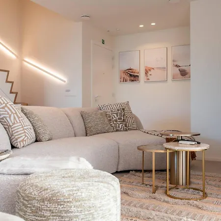Deluxe Brand New Duplex For 4 아파트